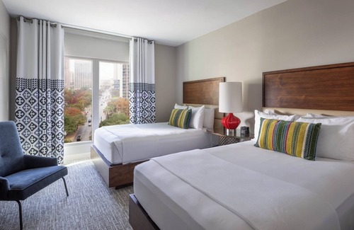 Downtown San Antonio Hotel | Bask in Modern Style Comfort! 3 Relaxing Units w/City View, Dogs Allowed, Pool