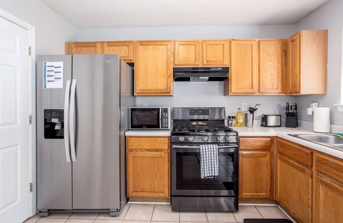 Decatur House | Basketball Court! Cozy & Cute 3 Bedroom House in Decatur