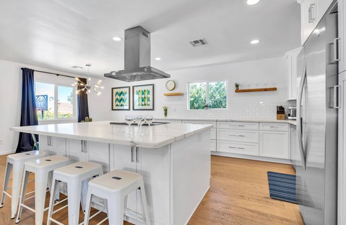 Village Grove House | Basketball Hoop, Pool & Putting Green, Perfect for Large Groups and Families!