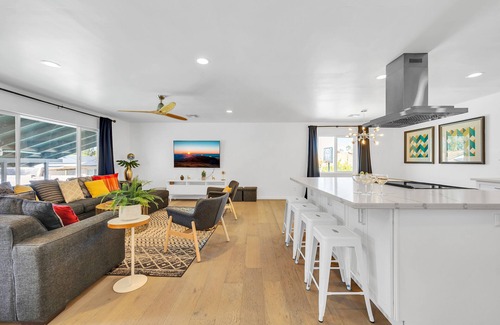 Village Grove House | Basketball Hoop, Pool & Putting Green, Perfect for Large Groups and Families!