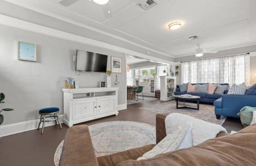 Bradenton House | Basque Bungalow with pool, minutes to beaches