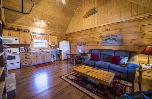 Fort Payne Cabin | BASS CABIN w/Hot Tub - Get Away From It All!