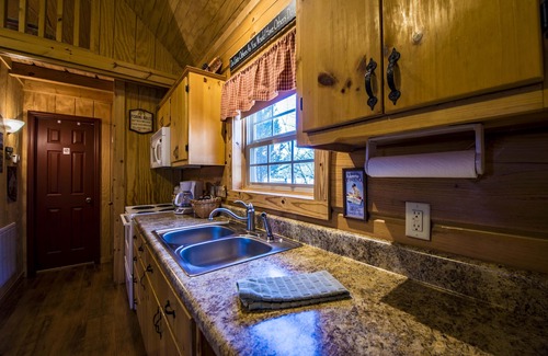 Fort Payne Cabin | BASS CABIN w/Hot Tub - Get Away From It All!