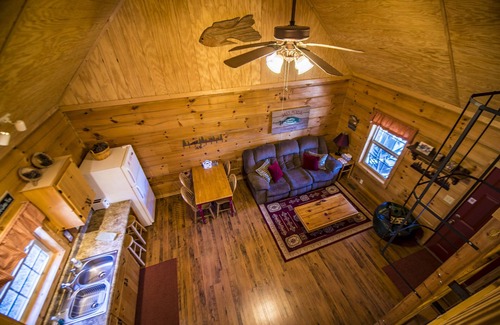 Fort Payne Cabin | BASS CABIN w/Hot Tub - Get Away From It All!