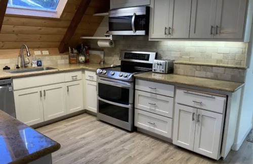 Wishon Cabin | Bass Lake cabin with Lake Views & private boat dock & slip