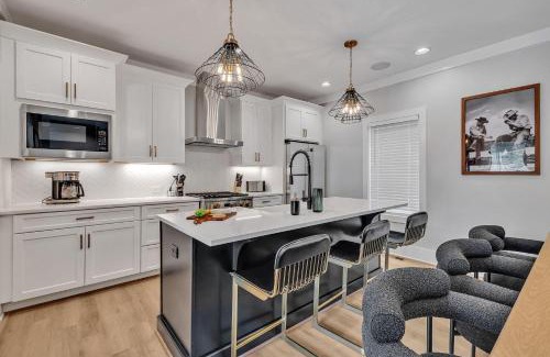 Berry Hill House | Bass - Private Rooftop - 8 mins to Broadway