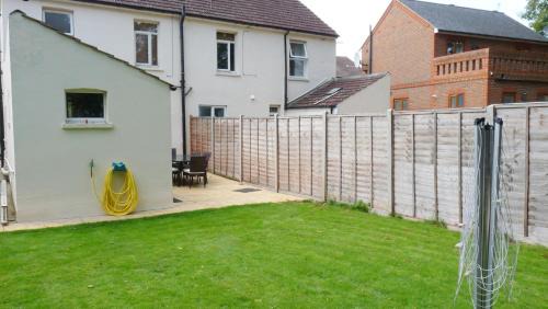 Sittingbourne House | Bassett House with 3 bedrooms, fast Wi-Fi and off road parking