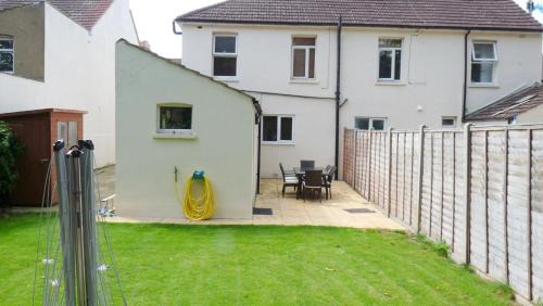 Sittingbourne House | Bassett House with 3 bedrooms, fast Wi-Fi and off road parking