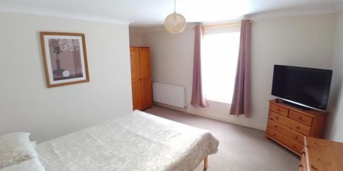 Sittingbourne House | Bassett House with 3 bedrooms, fast Wi-Fi and off road parking