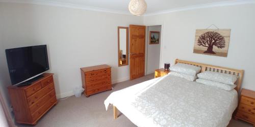 Sittingbourne House | Bassett House with 3 bedrooms, fast Wi-Fi and off road parking