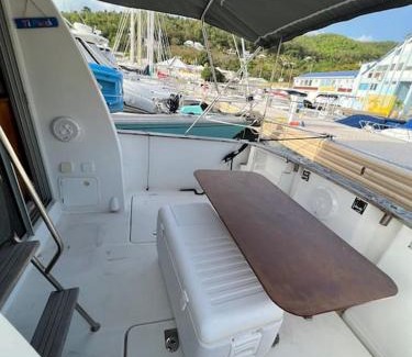 Riviere-Sens Boat Rental | Bateau double cabine proche de la plage