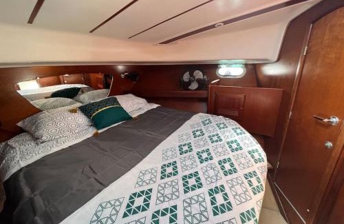 Riviere-Sens Boat Rental | Bateau double cabine proche de la plage
