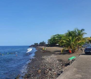 Riviere-Sens Boat Rental | Bateau double cabine proche de la plage