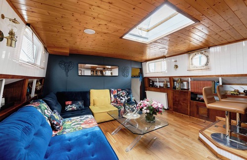 Asnieres-sur-Seine Boat Rental | Bateau Péniche de Standing 70 Metres Carrés Plus Terrasse Collée à Paris
