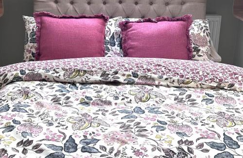 Bath Bed & Breakfast | Bath Central Free Parking One Double Ensuite Room in Historical Mews Cottage