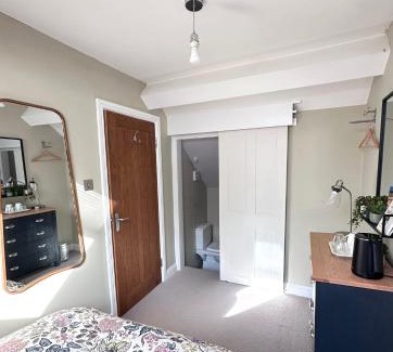 Bath Bed & Breakfast | Bath Central Free Parking One Double Ensuite Room in Historical Mews Cottage
