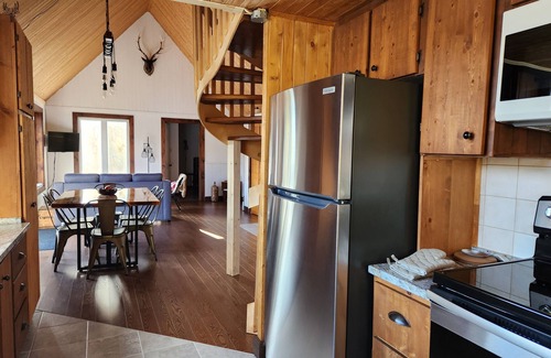 Mauricie Ski Chalet | Batiscan Riverside Nature Getaway in Mauricie - Hot tub, view & relaxation
