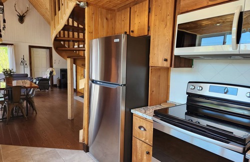 Mauricie Ski Chalet | Batiscan Riverside Nature Getaway in Mauricie - Hot tub, view & relaxation