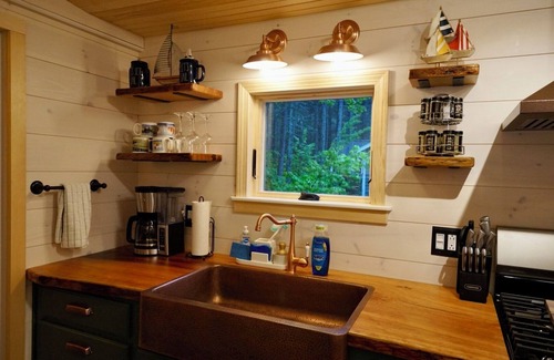 Brooklin House | Batten's ReTreat Cozy 2-BR Brooklin Maine waterfront cabin - WiFi, kayaks, grill