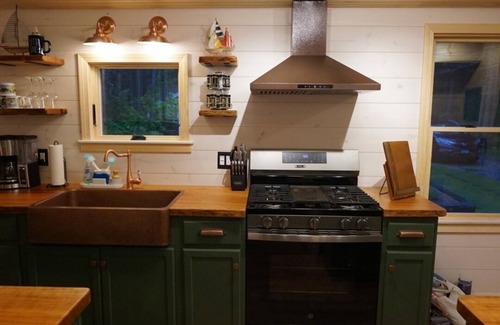 Brooklin House | Batten's ReTreat Cozy 2-BR Brooklin Maine waterfront cabin - WiFi, kayaks, grill