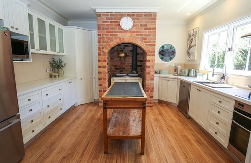 Bright House | Battenberg at Bright : Dog friendly family oasis