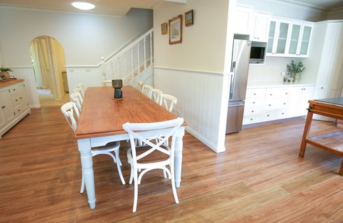 Bright House | Battenberg at Bright : Dog friendly family oasis