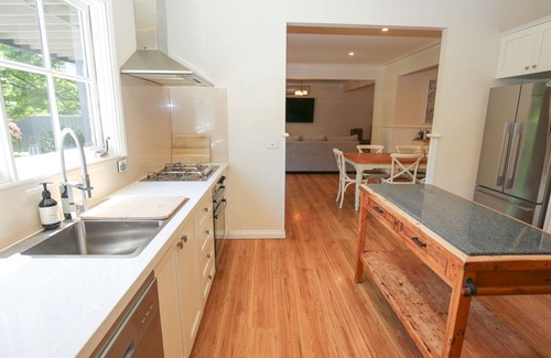 Bright House | Battenberg at Bright : Dog friendly family oasis