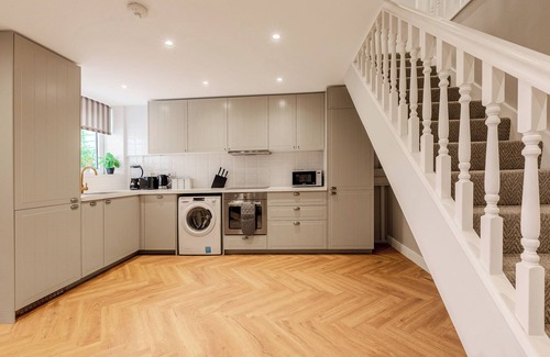 Battersea House | Battersea Spacious 3Bed Home w/Parking &Garden - 15 mins from London Eye