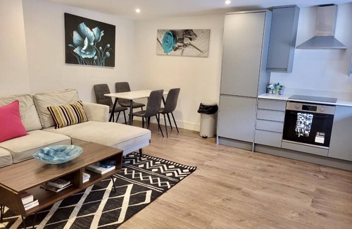 Vauxhall Apartment | Batterseaflat/sleeps6/refurbished/tv