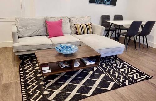 Vauxhall Apartment | Batterseaflat/sleeps6/refurbished/tv