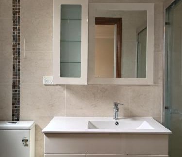 Baulkham Hills House | Baulkham Hills Deluxe king room with air-con private bathroom and entrance