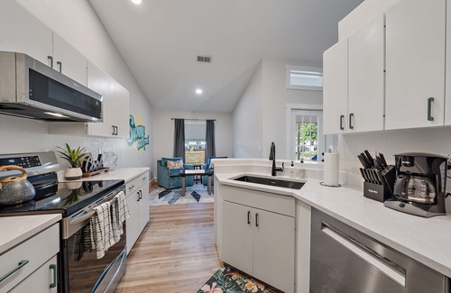 Arlington Park House | Bay Bliss Bungalow | 65" Smart TV, Lanai + Electric Bikes!