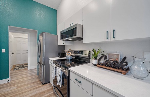Arlington Park House | Bay Bliss Bungalow | 65" Smart TV, Lanai + Electric Bikes!