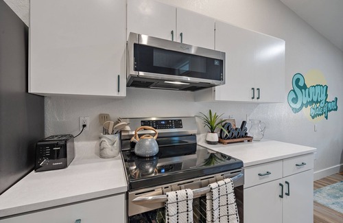 Arlington Park House | Bay Bliss Bungalow | 65" Smart TV, Lanai + Electric Bikes!