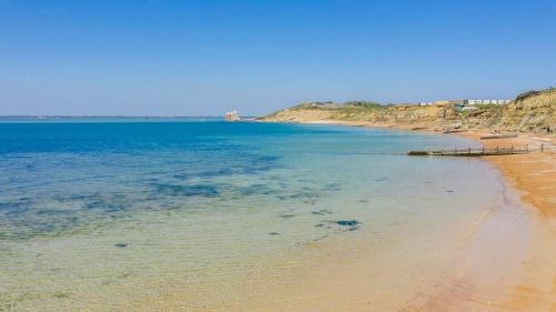 Freshwater Ski Chalet | Bay - Brambles Chine, Colwell Bay - 5 star WiFi - Short walk to The Hut and beach - 1 night stays available - Ferry offers