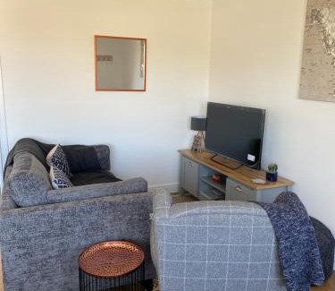 Freshwater Ski Chalet | Bay - Brambles Chine, Colwell Bay - 5 star WiFi - Short walk to The Hut and beach - 1 night stays available - Ferry offers