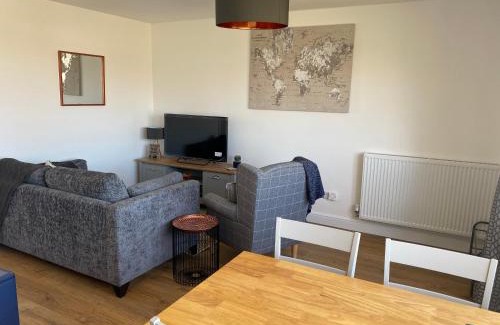 Freshwater Ski Chalet | Bay - Brambles Chine, Colwell Bay - 5 star WiFi - Short walk to The Hut and beach - 1 night stays available - Ferry offers