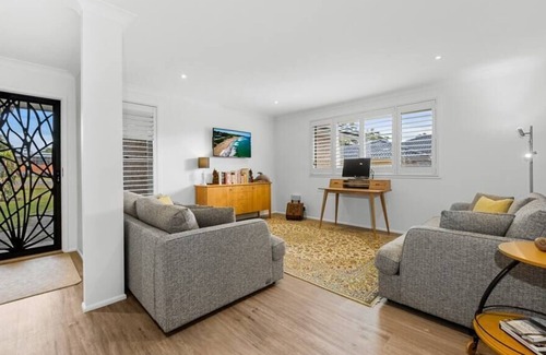 Bateau Bay House | Bay Breeze - An impressive Family Home within walking distance to Bateau Bay bea