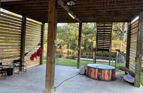Shoreline Park House | Bay Breeze Bliss-Hot Tub, Bar and Canal 5mi to Beach