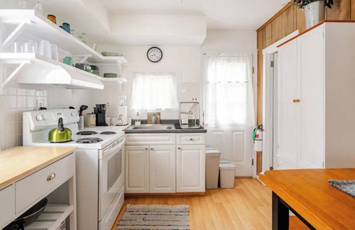 Villas Cottage | Bay Breeze! Charming 2-bedroom cottage on the Bay!