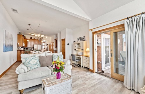 Manteo Condo | Bay Dream: Waterfront Penthouse | Pool Access