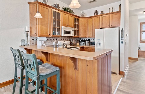 Manteo Condo | Bay Dream: Waterfront Penthouse | Pool Access