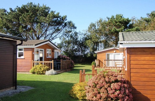 Treator Ski Chalet | BAY REACH, family friendly with garden views in St Merryn