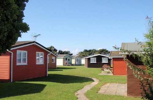 Treator Ski Chalet | BAY REACH, family friendly with garden views in St Merryn