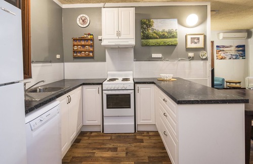 Quindalup House | Bay Shack is PET FRIENDLY, across from beach.