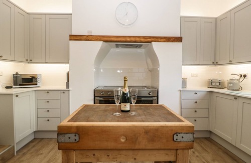 Seaton Cottage | BAY TREE HOUSE, pet friendly, with a garden in Seaton, Devon