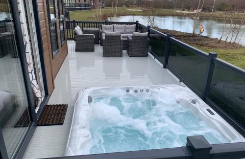 Woodhall Spa Apartment | Bay Tree Lodge: Lakeside lodge w/hot tub & cinema surround sound