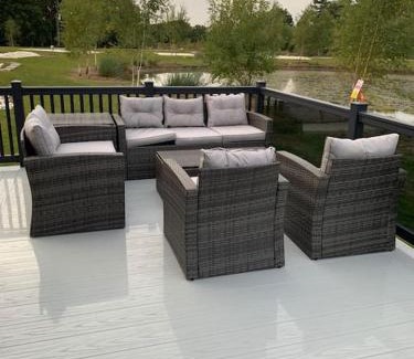 Woodhall Spa Apartment | Bay Tree Lodge: Lakeside lodge w/hot tub & cinema surround sound