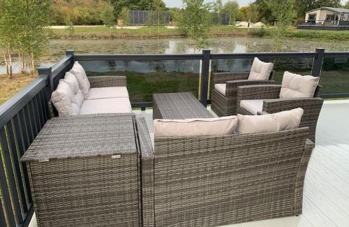 Woodhall Spa Apartment | Bay Tree Lodge: Lakeside lodge w/hot tub & cinema surround sound