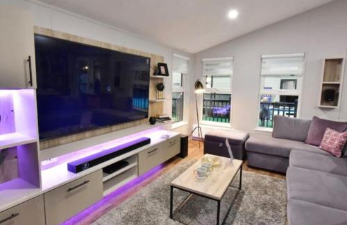 Woodhall Spa Apartment | Bay Tree Lodge: Lakeside lodge w/hot tub & cinema surround sound